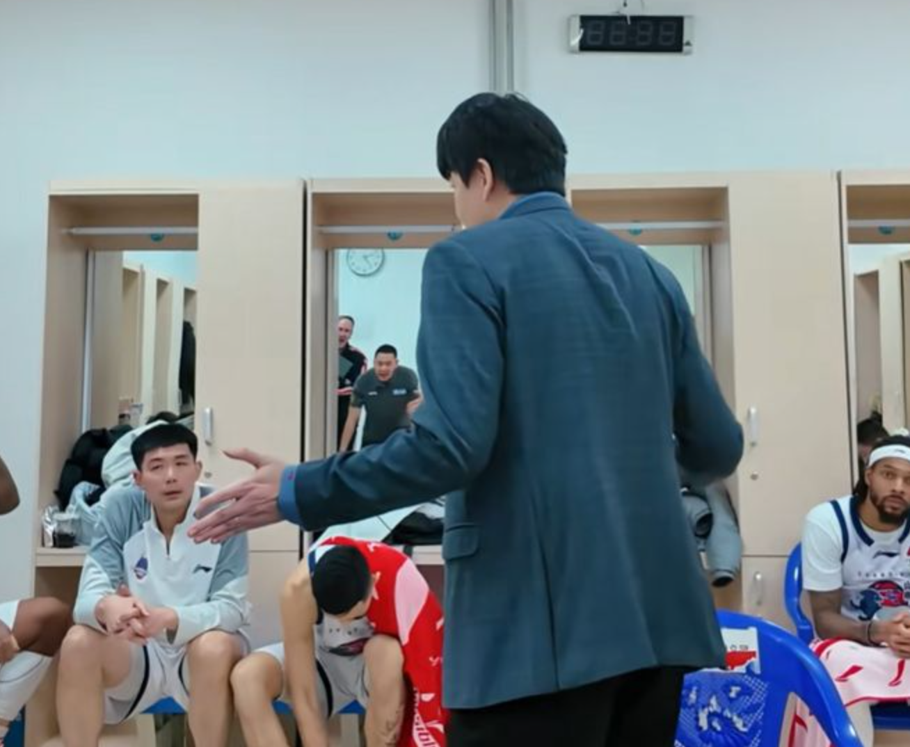开云-赢辽宁5分!山东队连续庆祝,邱彪更衣室讲话内容曝光